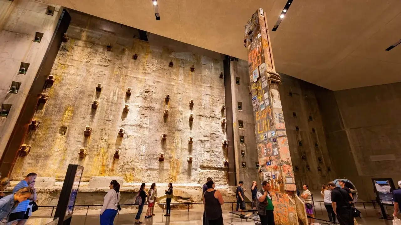 W muzeum 11 września zwiedzający oglądają ocalały fragment konstrukcji WTC, upamiętniający ofiary.