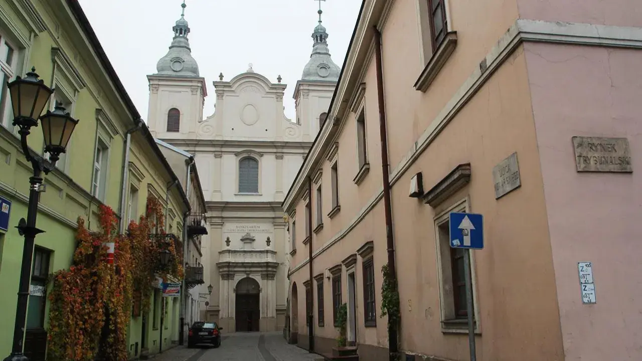 Urokliwa uliczka prowadząca do Sanktuarium Matki Bożej Trybunalskiej. Odkryj piotrków trybunalski atrakcje!