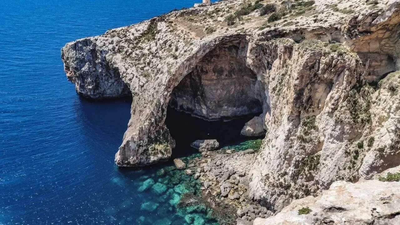 Malta: skaliste wybrzeże z jaskinią i turkusową wodą. Idealne miejsce, by zobaczyć, co zwiedzać na Malcie.