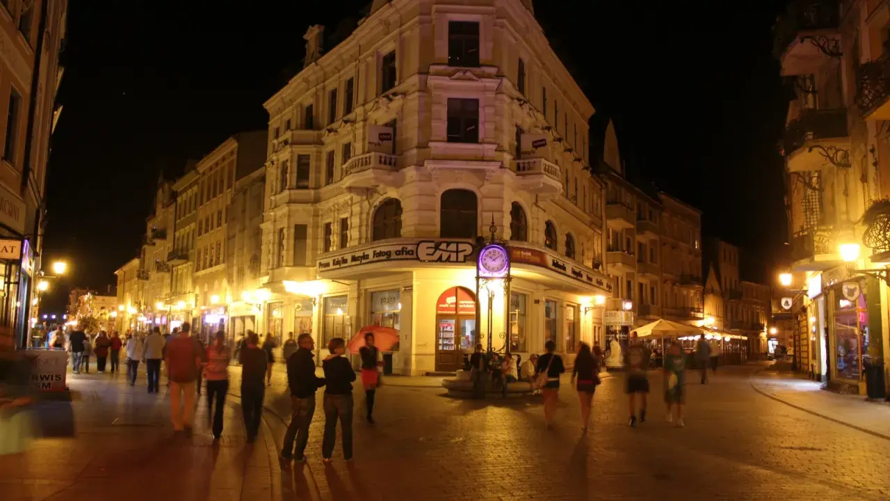 Wieczorny spacer po Rynku w Toruniu, gdzie liczne atrakcje kuszą przechodniów.