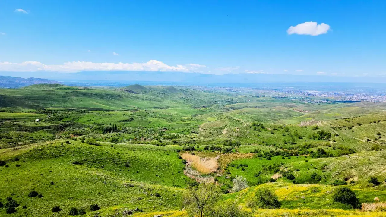 Zielone wzgórza Armenii, z widokiem na Ararat i miasto. Idealne miejsce, by zobaczyć piękno kraju.