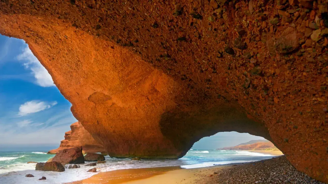 Podczas zwiedzania Agadiru, koniecznie zobacz skalne łuki na plaży Legzira. To niesamowite formacje skalne nad oceanem.