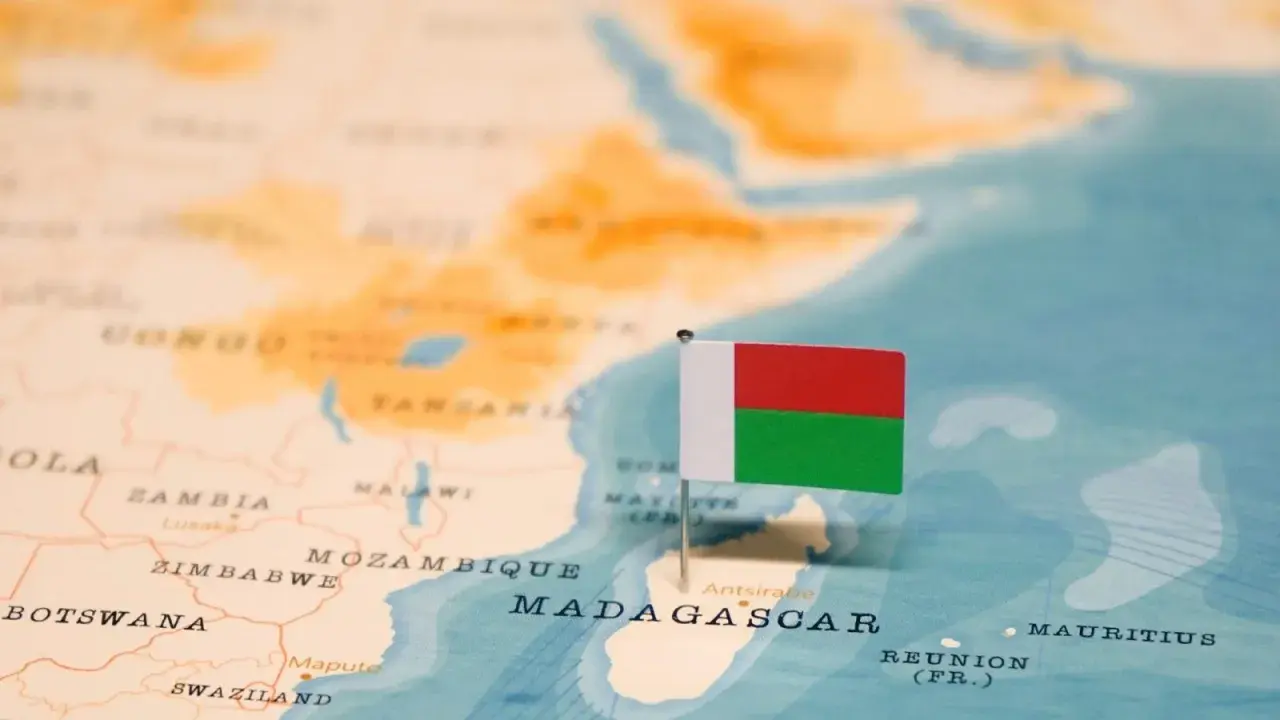 Flaga Madagaskaru na mapie Afryki. Tak, czy Madagaskar to państwo, które warto odwiedzić!