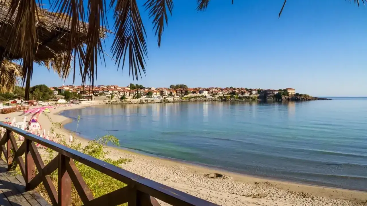 Bułgaria zachwyca spokojnym morzem i piaszczystą plażą. Widok na miasteczko z czerwonymi dachami zaprasza do odpoczynku.
