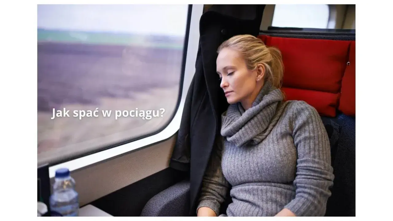 Kobieta odpoczywa, śpiąc w pociągu. Obok niej butelka wody, a za oknem rozmyty krajobraz.