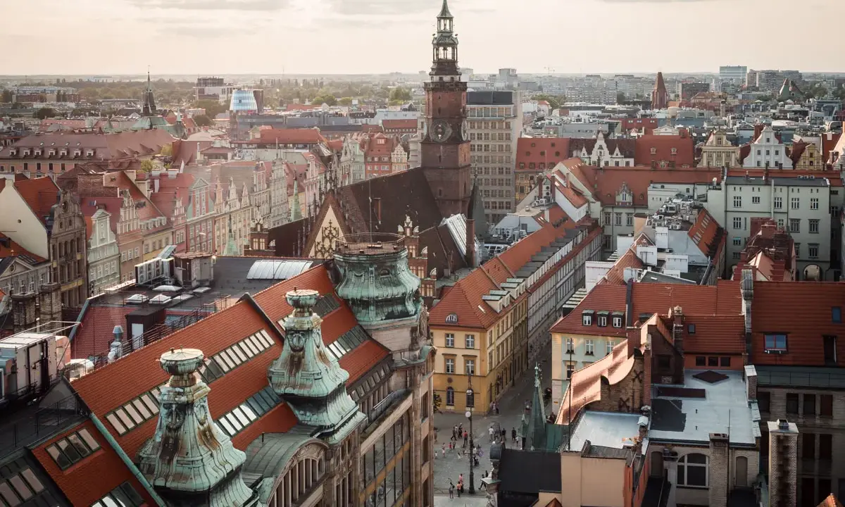 Widok na wrocławski rynek z wieżą ratuszową. Idealne miejsce, by zacząć zwiedzać Wrocław.