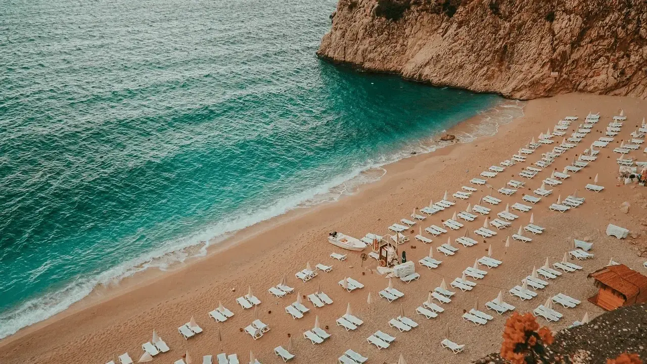 Plaża z leżakami i turkusową wodą, idealne miejsce, gdzie do Turcji.
