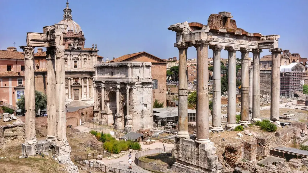 Starożytne ruiny Forum Romanum w Rzymie, gdzie zobaczyć można łuk triumfalny i kolumny.