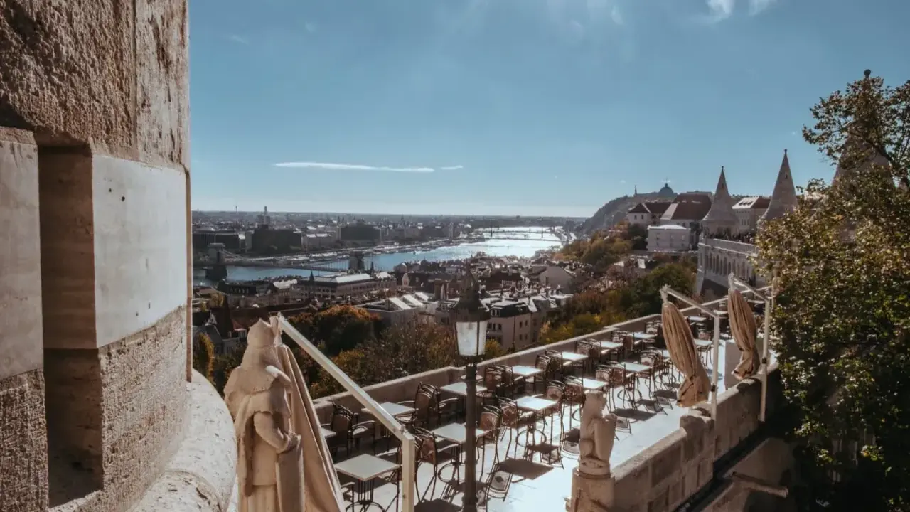 Widok na Dunaj i Budapeszt z tarasu restauracyjnego. Idealne miejsce, by zastanowić się, co robić w Budapeszcie.