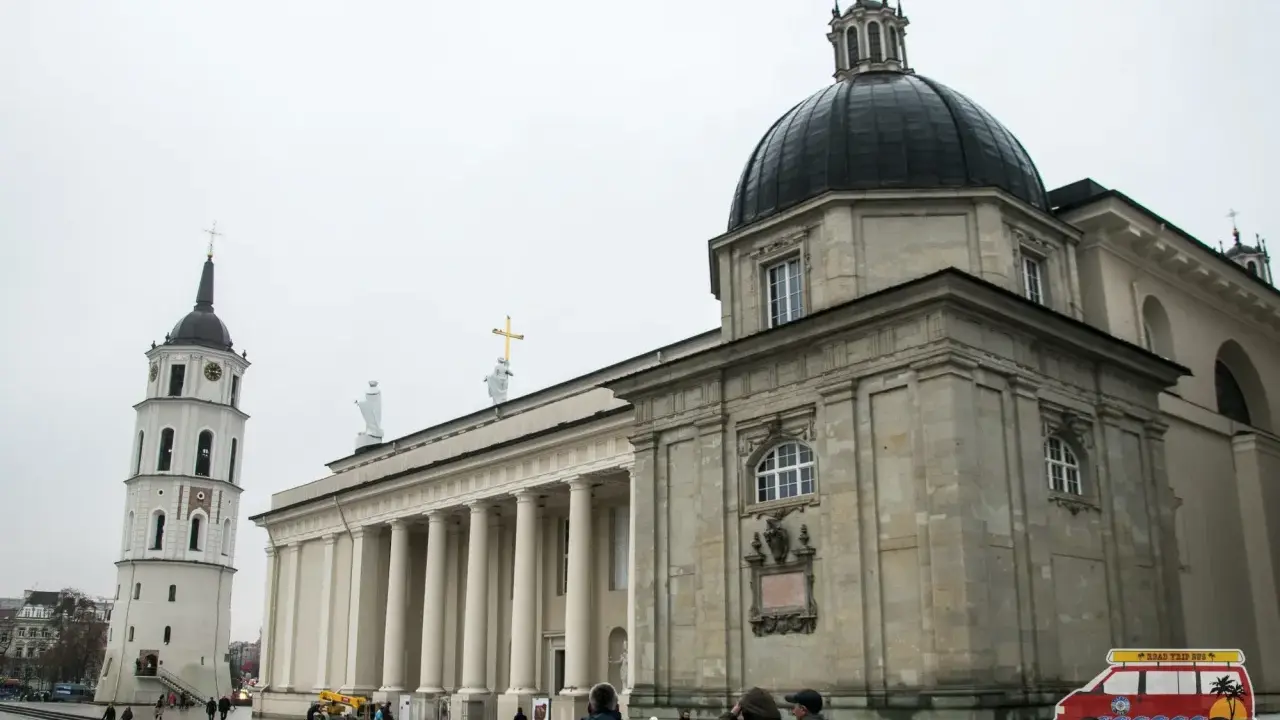 Wilno w jeden dzień: Katedra i dzwonnica na placu.