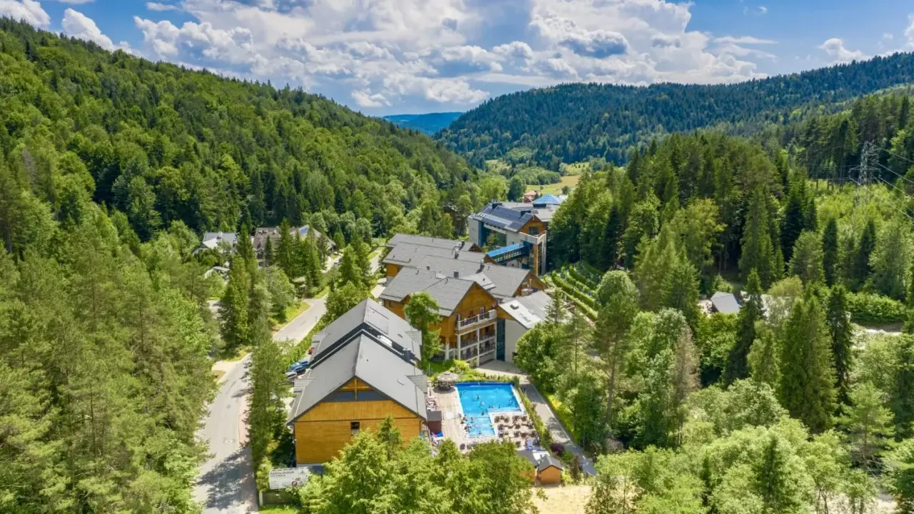 Malowniczy hotel w górach z basenem, idealny na wypoczynek. Zastanawiasz się, ile trwa majówka? Tu czas płynie wolniej!
