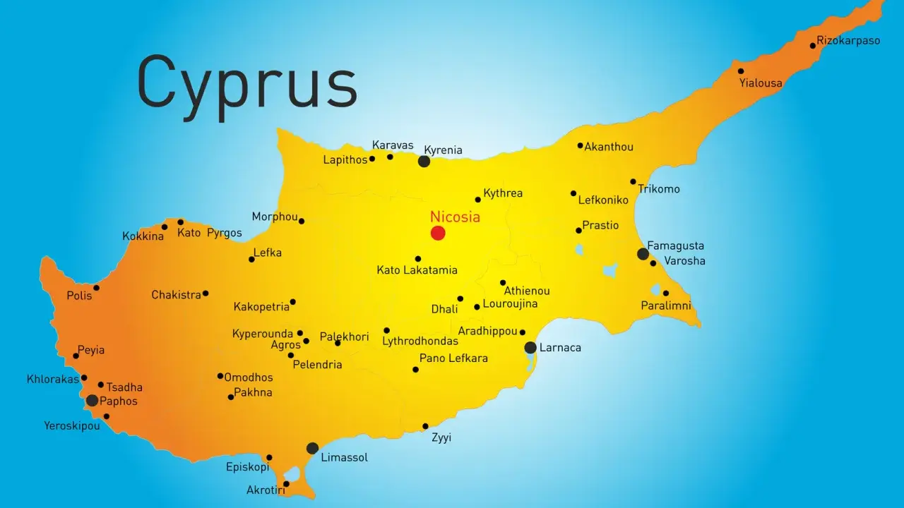 Mapa Cypru z zaznaczonymi miastami: Nikozja, Limassol, Larnaka, Famagusta. Gdzie jest Cypr? Na Morzu Śródziemnym.