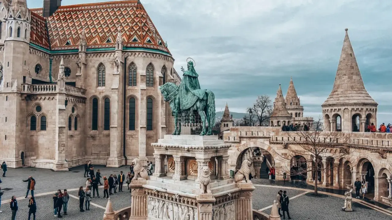 Rycerz na koniu przed kościołem w Budapeszt stare miasto. W tle baszty i turystów.