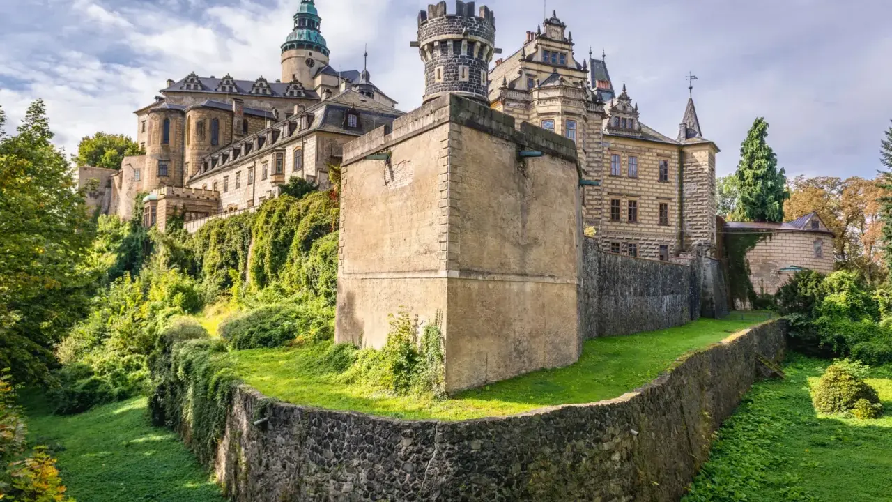 Zamek Frydlant, perła Czech blisko granicy, zachwyca architekturą i otoczeniem. Warto zobaczyć!