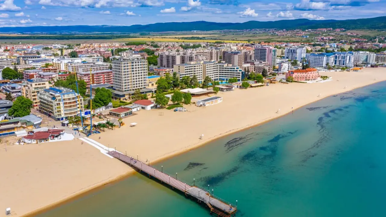 Słoneczny Brzeg, Bułgaria: rozległa plaża, turkusowe morze i hotelowe zabudowania tworzą wakacyjny krajobraz.