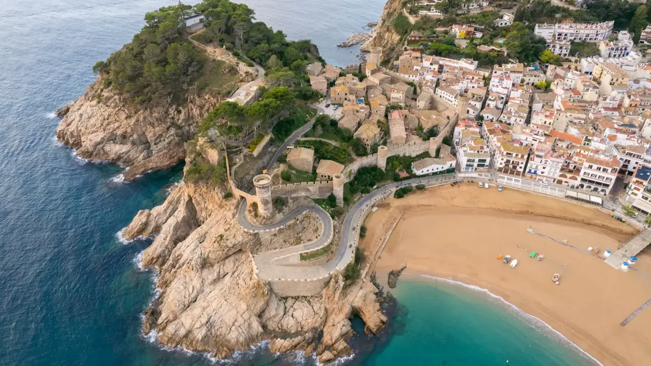 Wzgórze z zamkiem i kręta droga to jedne z głównych atrakcji Costa Brava. Widok na miasteczko i plażę zapiera dech w piersiach.