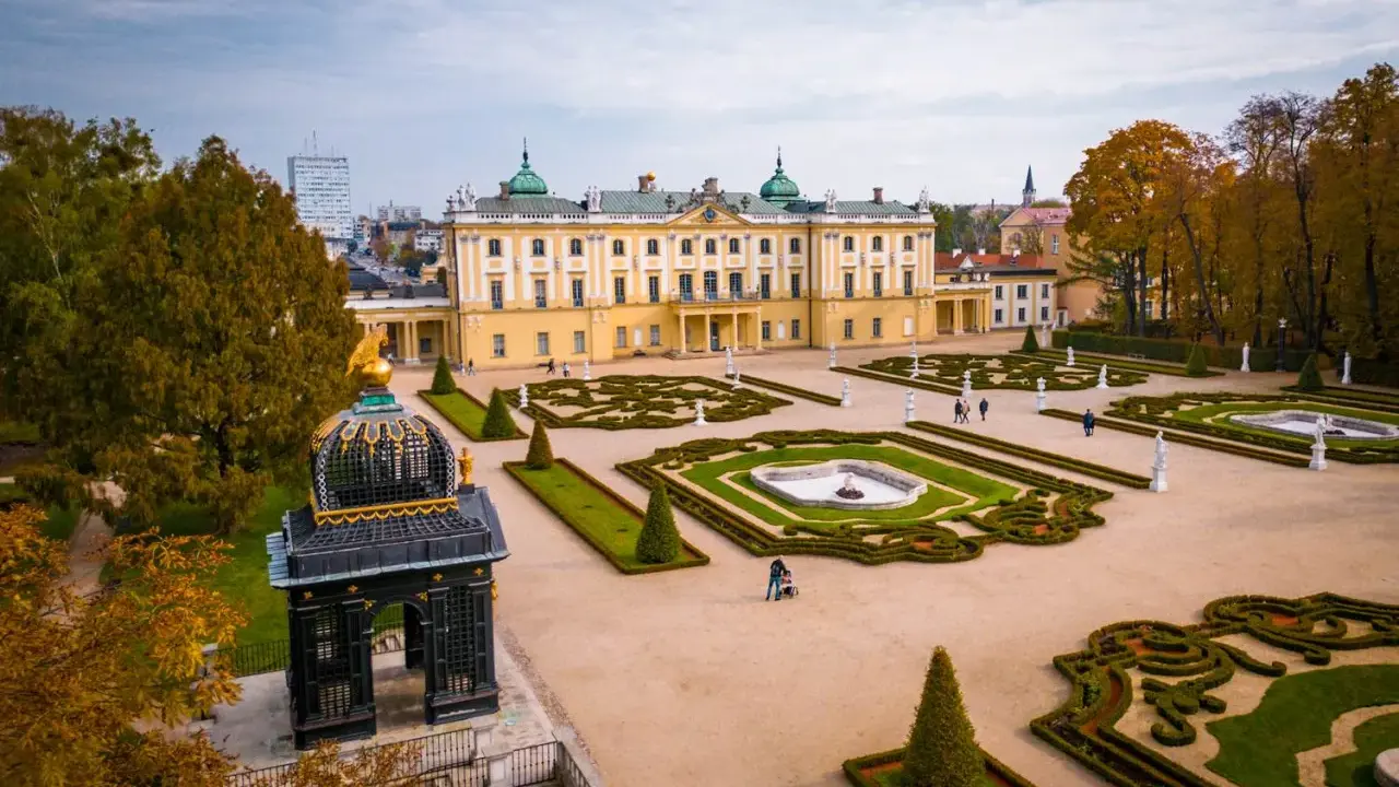 Pałac Branickich w Białymstoku, z barokowymi ogrodami i fontannami, to idealne miejsce, co zobaczyć w Białymstoku.