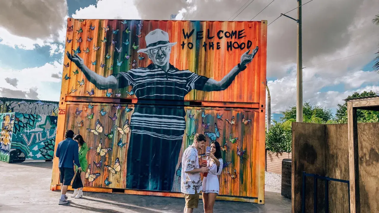 Para zobaczyć Miami, odwiedź tę kolorową ścianę z motylami i muralem "Welcome to the Hood".