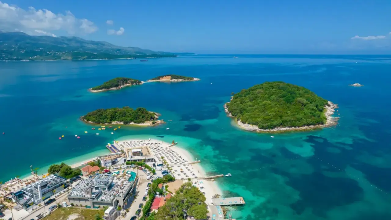 Rajskie wyspy i plaże Ksamilu, jednego z najpiękniejszych **albania miasta turystyczne**. Idealne miejsce na wakacje.