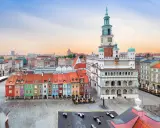 Poznański Rynek, jeden z największych rynków w Polsce, z kolorowymi kamieniczkami i renesansowym ratuszem.