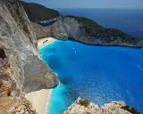 Widok na Navagio, słynną zatokę wraku w Grecji, z turkusową wodą i białymi klifami.