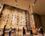 W muzeum 11 września zwiedzający oglądają ocalały fragment konstrukcji WTC, upamiętniający ofiary.
