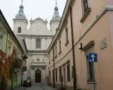 Urokliwa uliczka prowadząca do Sanktuarium Matki Bożej Trybunalskiej. Odkryj piotrków trybunalski atrakcje!