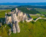 Zamek Spiski, perła Słowacji, co zobaczyć? Imponujące ruiny na tle zielonych wzgórz i błękitnego nieba.
