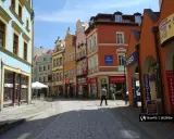 Kolorowe kamienice i brukowana uliczka tworzą urokliwy zakątek, idealny do odkrywania atrakcji Jeleniej Góry.