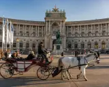 Wiedeń co zobaczyć: przejażdżka dorożką przed Hofburgiem, imponującym pałacem cesarskim.