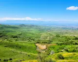 Zielone wzgórza Armenii, z widokiem na Ararat i miasto. Idealne miejsce, by zobaczyć piękno kraju.