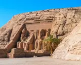 Wielkie posągi Ramzesa II wykute w skale to obowiązkowy punkt, co warto zobaczyć w Egipcie. Monumentalne świątynie Abu Simbel robią ogromne wrażenie.