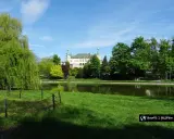 Pałac Biskupów Krakowskich w Kielcach, otoczony zielenią i stawem, to idealne miejsce na relaks. Atrakcje dla dorosłych w Kielcach czekają!