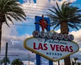Słynny znak "Welcome to Fabulous Las Vegas" w Nevadzie, stan, w którym znajduje się to miasto rozrywki, otoczony palmami.
