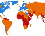Mapa świata pokazująca, które kraje nie zmieniają czasu. Kolory oznaczają różne strefy czasowe i ich zmiany.