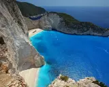 Widok na zatokę wraku Zakynthos z klifu. Turkusowa woda, biała plaża i wrak statku.