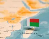 Flaga Madagaskaru na mapie Afryki. Tak, czy Madagaskar to państwo, które warto odwiedzić!