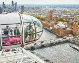 Ludzie podziwiają panoramę Londynu z kapsuły London Eye. Ciekawostki o tym miejscu można odkrywać podczas tej niezwykłej podróży.