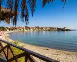 Bułgaria zachwyca spokojnym morzem i piaszczystą plażą. Widok na miasteczko z czerwonymi dachami zaprasza do odpoczynku.