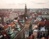 Widok na wrocławski rynek z wieżą ratuszową. Idealne miejsce, by zacząć zwiedzać Wrocław.