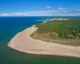 Piękna plaża i las na Helu. Warto zobaczyć to miejsce, gdzie morze spotyka się z zielenią.