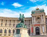 Pomnik konny przed Hofburgiem w Wiedniu. Chcesz wiedzieć, jak dojechać do Wiednia?