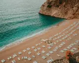 Plaża z leżakami i turkusową wodą, idealne miejsce, gdzie do Turcji.