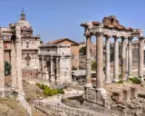 Starożytne ruiny Forum Romanum w Rzymie, gdzie zobaczyć można łuk triumfalny i kolumny.