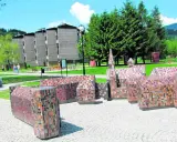 Miniatury budowli z mozaiki, ciekawe wisła atrakcje turystyczne. W tle budynki mieszkalne i zalesione wzgórza.