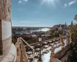 Widok na Dunaj i Budapeszt z tarasu restauracyjnego. Idealne miejsce, by zastanowić się, co robić w Budapeszcie.