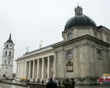 Wilno w jeden dzień: Katedra i dzwonnica na placu.