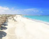Biały piasek, turkusowa woda i palmy – to jedne z najpiękniejszych plaż w Egipcie. Idealne miejsce na relaks.