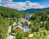 Malowniczy hotel w górach z basenem, idealny na wypoczynek. Zastanawiasz się, ile trwa majówka? Tu czas płynie wolniej!