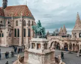 Rycerz na koniu przed kościołem w Budapeszt stare miasto. W tle baszty i turystów.